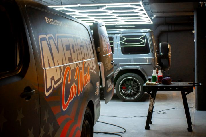 La van de American Car Wash con la puerta abierta y el equipo a la vista